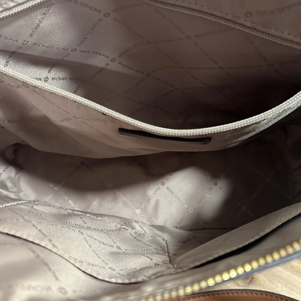 [Michael Kors] Charlotte Large Logo And Leather Top-Zip Tote Bag - Picture 5 of 7